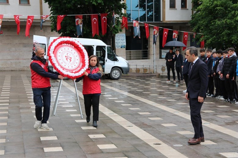 15-21 MAYIS GENÇLİK HAFTASI COŞKUSU ÇELENK SUNMA TÖRENİYLE BAŞLADI