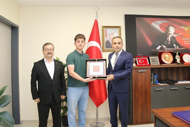 AHİLİK SANCAĞI, GENÇ AHİLER BULUŞMASININ ARDINDAN İL MÜDÜRÜMÜZ OSMAN ERCAN’A TAKDİM EDİLDİ