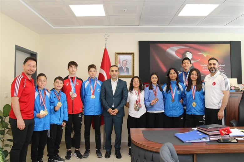 ŞAMPİYON SPORCULARDAN İL MÜDÜRÜMÜZE ZİYARET