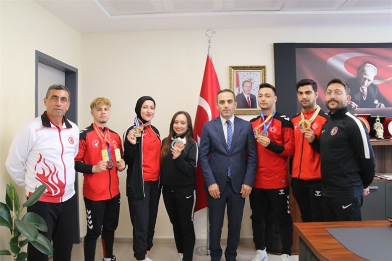 TAEKWONDO ŞAMPİYONLAR İL MÜDÜRÜMÜZLE BULUŞTU