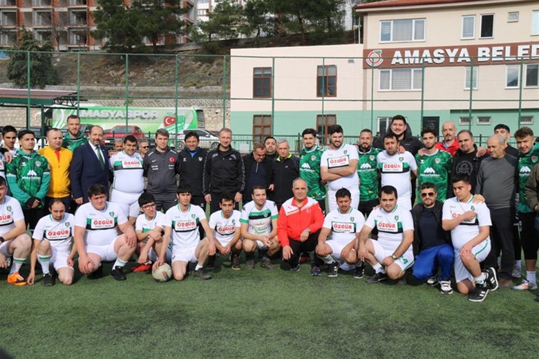 VALİMİZ SN. ÖNDER BAKAN, PROTOKOL ÜYELERİ VE AMASYA FUTBOL KULÜBÜ FUTBOLCULARI İLE AMASYA ENGELLİLER SPOR KULÜBÜ FUTBOL MAÇINDA BULUŞTU